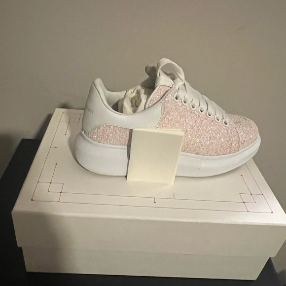 Women’s designer sneaker - Picture 3 of 5